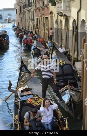 Gondoliere warten auf Kunden in Venedig, Italien Stockfoto