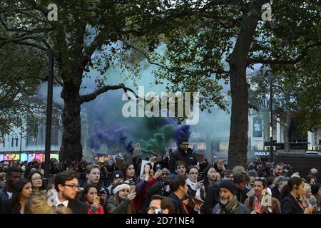 Demonstranten lassen während des 59. BFI London Film Festival im Odeon Cinema am Leicester Square, London, Fackeln. Stockfoto