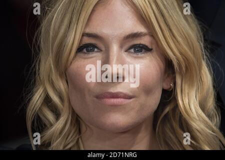 Sienna Miller bei der Ankunft zur gebrannten Premiere im Vue West End, Leicester Square, London. Stockfoto