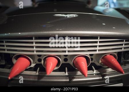 Autos von James Bond-Filmen werden in der Bond in Motion-Ausstellung im London Film Museum in Covent Garden, London, gezeigt. Stockfoto