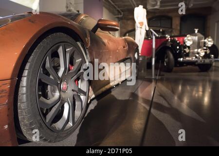 Autos aus dem Film Spectre in der Bond in Motion Ausstellung im London Film Museum in Covent Garden, London. Stockfoto