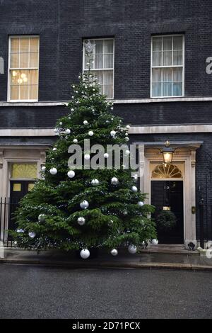 Eine allgemeine Ansicht der Downing Street Nr. 10, die den Weihnachtsbaum vor der Tür zeigt. Stockfoto