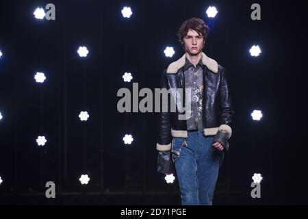 Models auf dem Laufsteg bei der Topman Modenschau, die in der University of Westminster im Rahmen der London Collections Men stattfand. Stockfoto