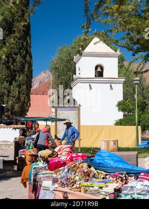 Iglesia de San Francisco de Paula und Markt für Touristen. Dorf Uquia in der Schlucht Quebrada de Humahuaca. Die Quebrada ist als UNESCO Welt h Stockfoto