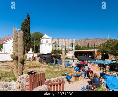 Iglesia de San Francisco de Paula und Markt für Touristen. Dorf Uquia in der Schlucht Quebrada de Humahuaca. Die Quebrada ist als UNESCO Welt h Stockfoto