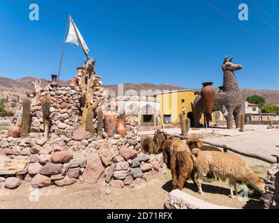 Keramik in der Schlucht Quebrada de Humahuaca. Die Quebrada ist als UNESCO-Weltkulturerbe. Südamerika, Argentinien, November Stockfoto