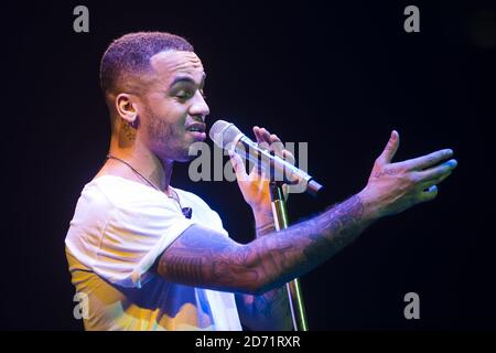 Aston Merrygold unterstützt Jason Derulo in der O2 Arena im Osten Londons. Stockfoto