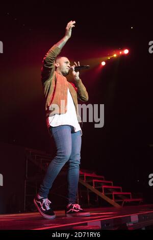 Aston Merrygold unterstützt Jason Derulo in der O2 Arena im Osten Londons. Stockfoto