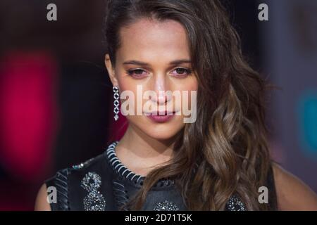 Alicia Vikander bei den EE British Academy Film Awards im Royal Opera House, Bow Street, London Stockfoto