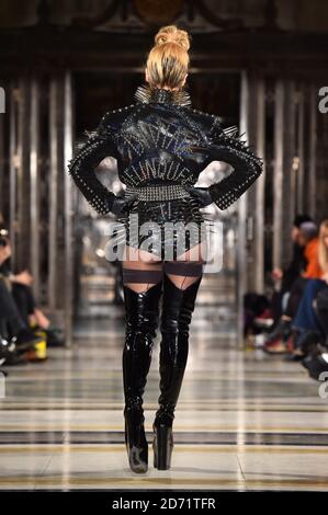 Alice Dellal auf dem Laufsteg während der Pam Hogg Herbst/Winter 2016 London Fashion Week Show, in der Freimaurer Halle, London Stockfoto