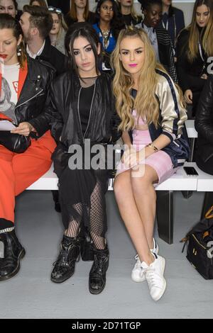 Charli XCX und Tallia Storm in der ersten Reihe während der Geschwistermesse Herbst/Winter 2016 in der Londoner Fashion Week, im BFC-Veranstaltungsort in Soho, London Stockfoto