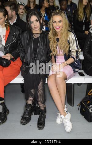Charli XCX und Tallia Storm in der ersten Reihe während der Geschwistermesse Herbst/Winter 2016 in der Londoner Fashion Week, im BFC-Veranstaltungsort in Soho, London Stockfoto