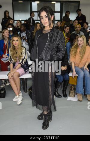 Charli XCX in der ersten Reihe während der Geschwistermesse Herbst/Winter 2016 in London Fashion Week, im BFC-Veranstaltungsort in Soho, London Stockfoto