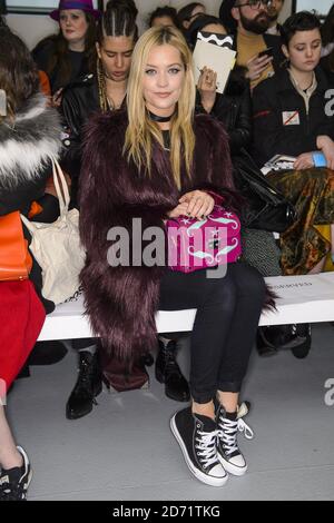 Laura Whitmore in der ersten Reihe während der Holly Fulton Herbst/Winter 2016 London Fashion Week Show, im BFC Veranstaltungsort in Soho, London Stockfoto