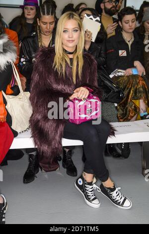 Laura Whitmore in der ersten Reihe während der Holly Fulton Herbst/Winter 2016 London Fashion Week Show, im BFC Veranstaltungsort in Soho, London Stockfoto