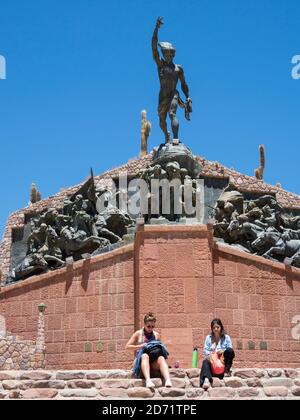 Iconic Monumento a los Heroes de la Independencia , Denkmal zur Erinnerung an die Kämpfe um die Unabhängigkeit. Stadt Humahuaca in der Schlucht Quebrada de Hum Stockfoto