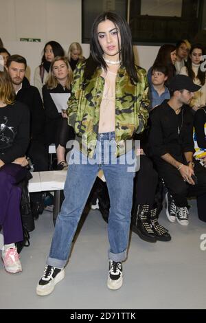 Charlie XCX in der ersten Reihe während der Ashish Herbst / Winter 2016 London Fashion Week Show, im BFC-Veranstaltungsort in Soho, London Stockfoto