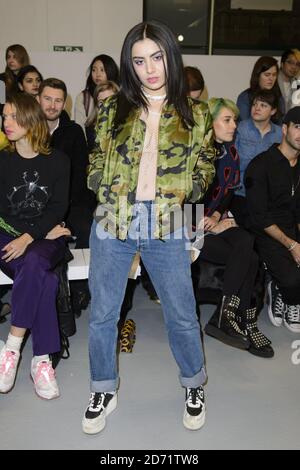 Charlie XCX in der ersten Reihe während der Ashish Herbst / Winter 2016 London Fashion Week Show, im BFC-Veranstaltungsort in Soho, London Stockfoto