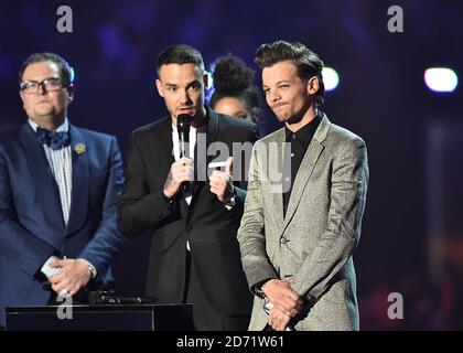 Liam Payne und Louis Tomlinson von One Direction mit dem Preis für das beste britische Video auf der Bühne während der Brit Awards 2016 in der O2 Arena, London. Stockfoto