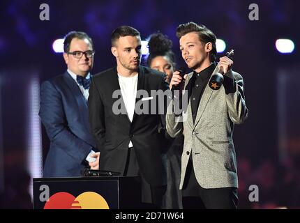 Liam Payne und Louis Tomlinson von One Direction mit dem Preis für das beste britische Video auf der Bühne während der Brit Awards 2016 in der O2 Arena, London. Stockfoto