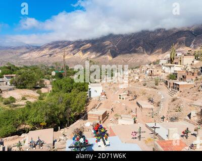 Ikonisches Wahrzeichen, die Felsformation La Paleta del Pintor, in der Nähe des Dorfes Maimara in der Schlucht Quebrada de Humahuaca. Die Quebrada ist als UNES aufgeführt Stockfoto