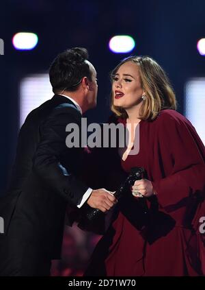 Adele holt den Global Success Award von Ant und Dec auf der Bühne während der Brit Awards 2016 in der O2 Arena, London Stockfoto