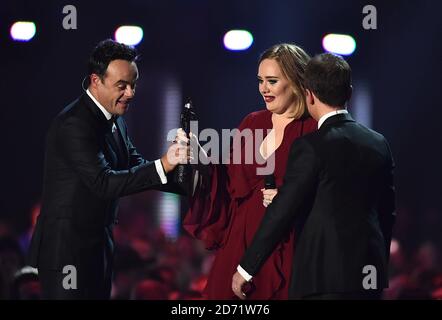 Adele holt den Global Success Award von Ant und Dec auf der Bühne während der Brit Awards 2016 in der O2 Arena, London Stockfoto