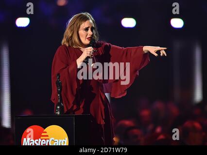 Adele erhält den Global Success Award während der Brit Awards 2016 in der O2 Arena, London Stockfoto