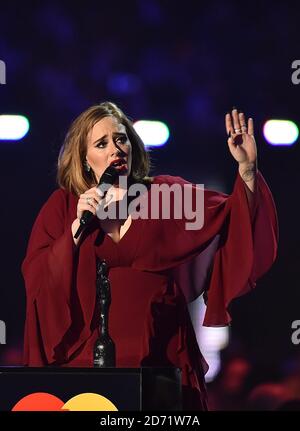 Adele erhält den Global Success Award während der Brit Awards 2016 in der O2 Arena, London Stockfoto