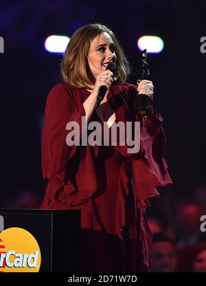 Adele erhält den Global Success Award während der Brit Awards 2016 in der O2 Arena, London Stockfoto