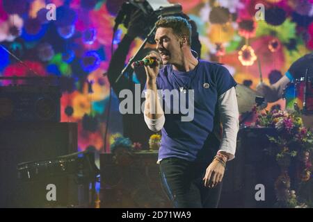 Chris Martin von Coldplay auf der Bühne während der Brit Awards 2016 in der O2 Arena, London. Stockfoto