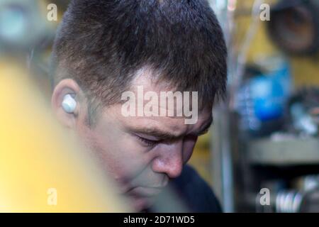 Porträt einer männlichen Arbeitnehmer schließen sich bei der Arbeit Stockfoto