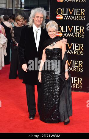 Brian May und Anita Dobson bei den Olivier Awards im Royal Opera House in London. Stockfoto