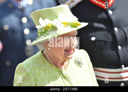 Königin Elizabeth II begrüßt Menschenmengen vor Windsor Castle in Berkshire, als sie ihren 90. Geburtstag feiert. Bildnachweis sollte lauten: Matt Crossick/ EMPICS Entertainment Stockfoto