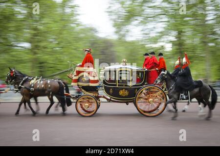 Die Imperial State Crown von Queen Elizabeth II verlässt den Buckingham Palace, London, vor der Eröffnung des Parlaments. Stockfoto