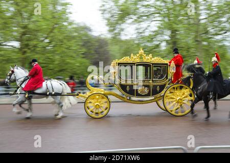 Der irische Staatsbus, der Königin Elizabeth II transportiert, fährt entlang der Mall, als sie den Buckingham Palace, London, vor der Eröffnung des Parlaments verlässt. Stockfoto