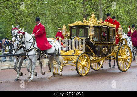 Der irische Staatsbus, der Königin Elizabeth II transportiert, fährt entlang der Mall, als sie den Buckingham Palace, London, vor der Eröffnung des Parlaments verlässt. Stockfoto