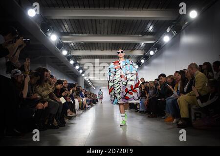 Ein Model auf dem Laufsteg bei der Geschwistermodenschau, die im BFC Venue auf 180 Strand im Rahmen von London Collections: Men, Stockfoto