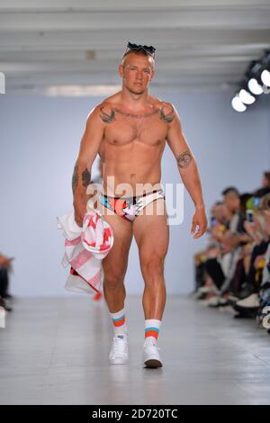 Ein Model auf dem Laufsteg bei der Geschwistermodenschau, die im BFC Venue auf 180 Strand im Rahmen von London Collections: Men, Stockfoto