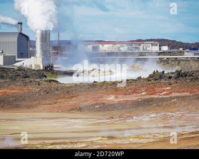 Reykjanesvirkjun Geothermie-Kraftwerk in der Nähe Gunnuhver, Halbinsel Reykjanes im Herbst. europa, nordeuropa, island, august Stockfoto