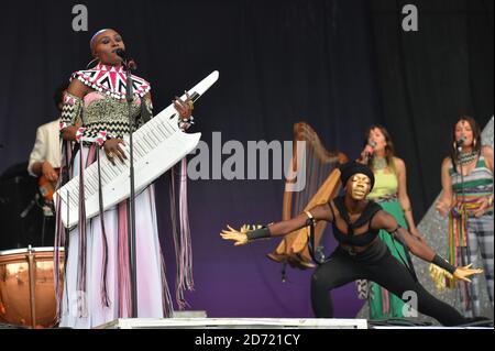 Laura Mvula tritt auf der Pyramid Stage beim Glastonbury Festival auf, auf der Worthy Farm in Somerset. Stockfoto