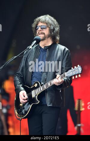 Jeff Lynne tritt mit ELO auf der Pyramid Stage beim Glastonbury Festival auf, auf der Worthy Farm in Somerset. Stockfoto