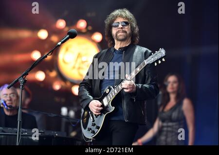 Jeff Lynne tritt mit ELO auf der Pyramid Stage beim Glastonbury Festival auf, auf der Worthy Farm in Somerset. Stockfoto