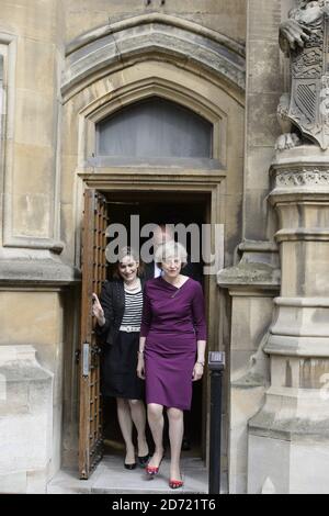 Innenministerin Theresa May gibt eine Erklärung vor dem Palace of Westminster, in London, ab, nachdem sie 199 Stimmen von Abgeordneten gewonnen hat, was bedeutet, dass sie es auf dem Stimmzettel für die konservative Führung stimmt. Stockfoto