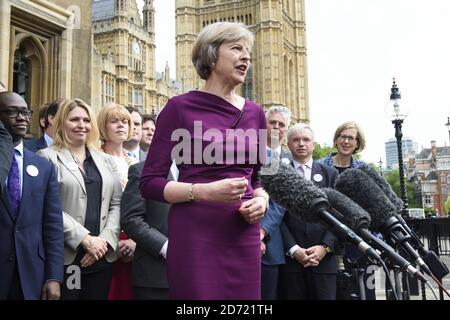 Innenministerin Theresa May gibt eine Erklärung vor dem Palace of Westminster, in London, ab, nachdem sie 199 Stimmen von Abgeordneten gewonnen hat, was bedeutet, dass sie es auf dem Stimmzettel für die konservative Führung stimmt. Stockfoto