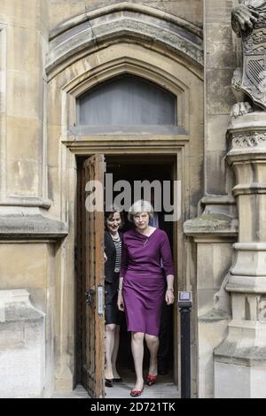 Innenministerin Theresa May gibt eine Erklärung vor dem Palace of Westminster, in London, ab, nachdem sie 199 Stimmen von Abgeordneten gewonnen hat, was bedeutet, dass sie es auf dem Stimmzettel für die konservative Führung stimmt. Stockfoto