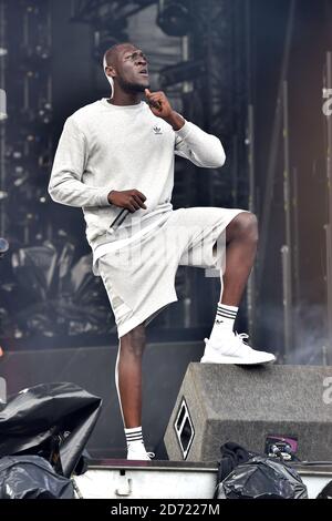 Stormzy tritt auf der Hauptbühne während des V Festivals im Hylands Park in Chelmsford, Essex auf. Stockfoto