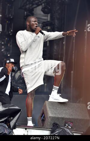 Stormzy tritt auf der Hauptbühne während des V Festivals im Hylands Park in Chelmsford, Essex auf. Stockfoto