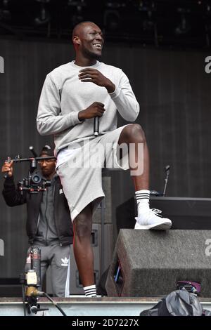 Stormzy tritt auf der Hauptbühne während des V Festivals im Hylands Park in Chelmsford, Essex auf. Stockfoto