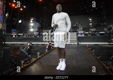 Stormzy tritt auf der Hauptbühne während des V Festivals im Hylands Park in Chelmsford, Essex auf. Stockfoto